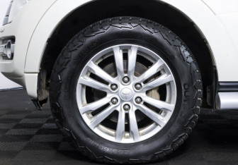 Подержанный автомобиль Mitsubishi Pajero 2015 года (19 фото)