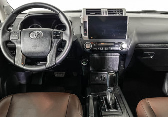 Подержанный автомобиль Toyota Land Cruiser Prado 2017 года (12 фото)