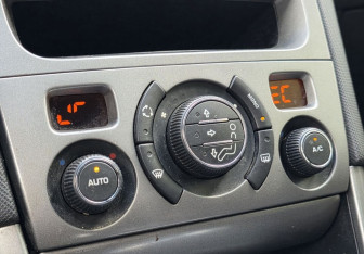 Подержанный автомобиль Peugeot 308 Hatchback 2009 года (15 фото)