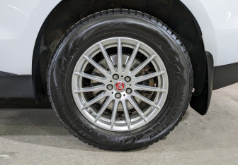 Подержанный автомобиль Jaguar F-Pace 2018 года (12 фото)