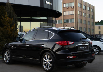 Подержанный автомобиль Infiniti QX50 2015 года (5 фото)