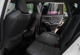 Подержанный автомобиль Toyota RAV4 2026 года (8 фото)