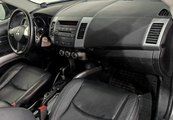 Подержанный автомобиль Mitsubishi Outlander 2011 года (10 фото)
