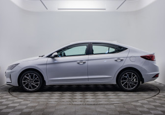 Подержанный автомобиль Hyundai Elantra Sedan 2019 года (2 фото)