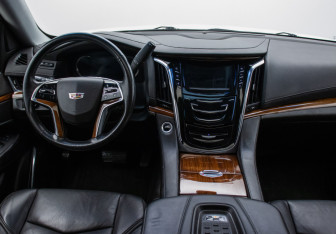 Подержанный автомобиль Cadillac Escalade Suv 2016 года (12 фото)