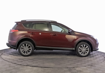 Подержанный автомобиль Toyota RAV4 2016 года (4 фото)