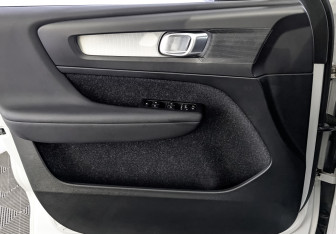 Подержанный автомобиль Volvo XC40 2018 года (19 фото)