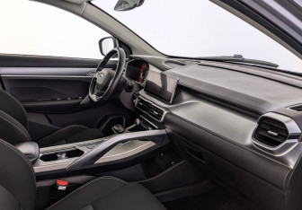 Подержанный автомобиль Geely Coolray 2022 года (13 фото)