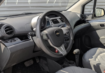 Подержанный автомобиль Chevrolet Spark 2012 года (16 фото)