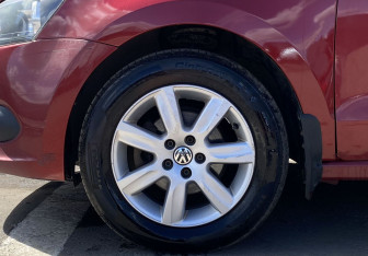 Подержанный автомобиль Volkswagen Polo Sedan 2012 года (9 фото)