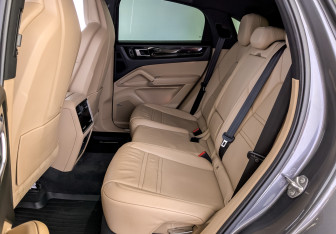 Подержанный автомобиль Porsche Cayenne 2021 года (12 фото)