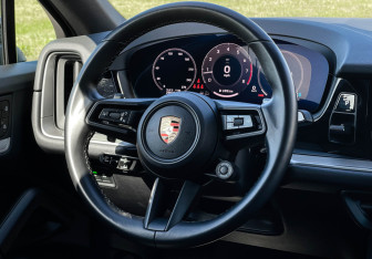 Подержанный автомобиль Porsche Cayenne 2023 года (14 фото)