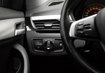 Подержанный автомобиль BMW X1 2015 года (14 фото)