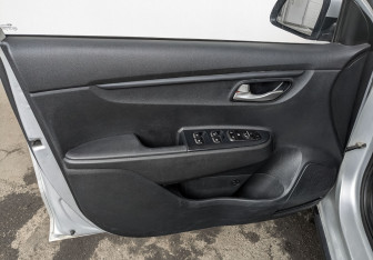 Подержанный автомобиль Kia Rio Hatchback 2021 года (18 фото)