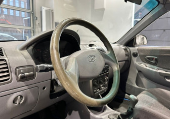 Подержанный автомобиль Hyundai Accent Hatchback 2005 года (7 фото)