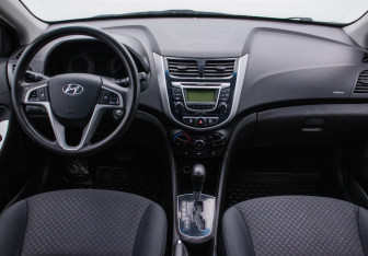 Подержанный автомобиль Hyundai Solaris Hatchback 2013 года (13 фото)