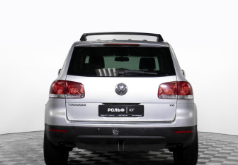 Подержанный автомобиль Volkswagen Touareg 2004 года (6 фото)