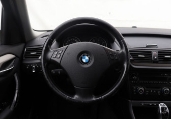 Подержанный автомобиль BMW X1 2014 года (14 фото)