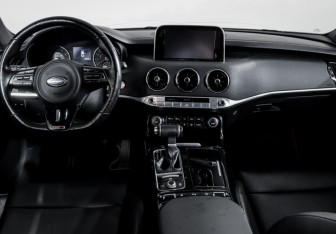 Подержанный автомобиль Kia Stinger 2018 года (12 фото)