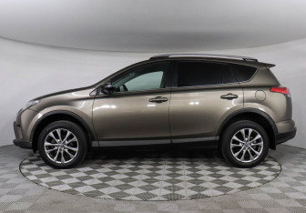 Подержанный автомобиль Toyota RAV4 2018 года (9 фото)