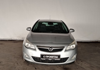 Подержанный автомобиль Opel Astra Hatchback 2011 года (2 фото)