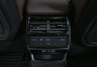 Подержанный автомобиль Geely Monjaro 2024 года (19 фото)