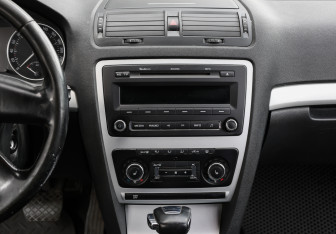 Подержанный автомобиль Skoda Octavia Liftback 2011 года (12 фото)
