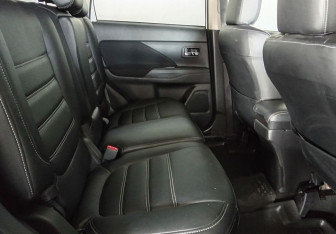 Подержанный автомобиль Mitsubishi Outlander 2020 года (10 фото)