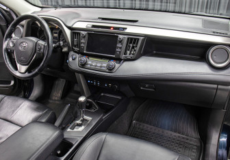 Подержанный автомобиль Toyota RAV4 2018 года (11 фото)