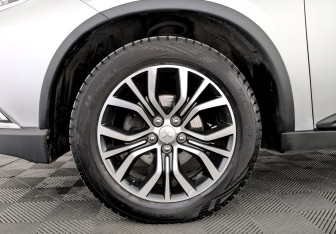 Подержанный автомобиль Mitsubishi Outlander 2017 года (18 фото)