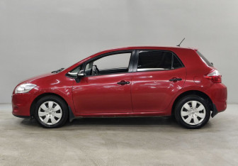 Подержанный автомобиль Toyota Auris Hatchback 2011 года (8 фото)