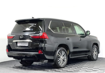 Подержанный автомобиль Lexus LX 2021 года (5 фото)