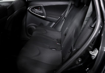 Подержанный автомобиль Toyota RAV4 2010 года (10 фото)