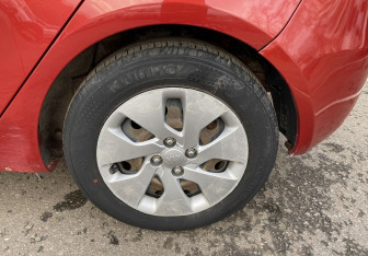 Подержанный автомобиль Kia Rio Hatchback 2015 года (9 фото)