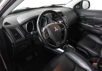 Подержанный автомобиль Mitsubishi ASX 2012 года (9 фото)