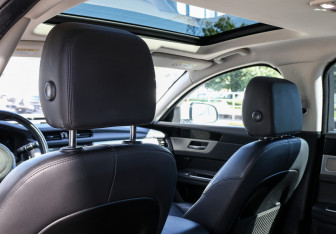 Подержанный автомобиль Jaguar XF Sedan 2018 года (21 фото)