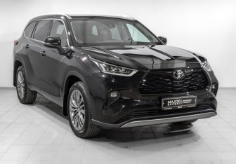 Подержанный автомобиль Toyota Highlander 2025 года (3 фото)