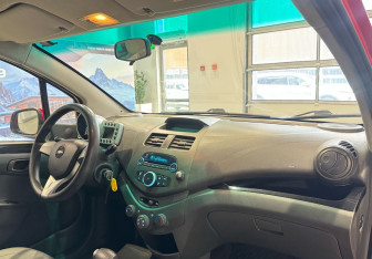Подержанный автомобиль Chevrolet Spark 2011 года (10 фото)