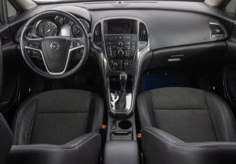 Подержанный автомобиль Opel Astra Hatchback 2010 года (11 фото)