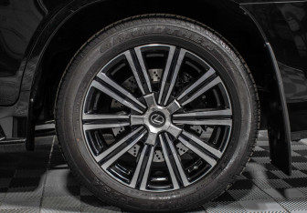 Подержанный автомобиль Lexus LX 2018 года (17 фото)