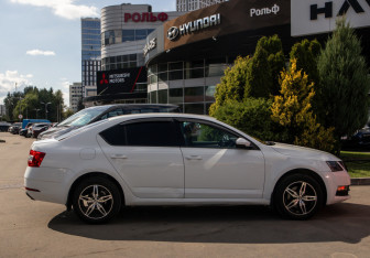 Подержанный автомобиль Skoda Octavia Liftback 2018 года (3 фото)