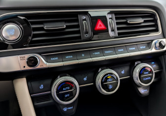 Подержанный автомобиль Genesis G70 2020 года (28 фото)