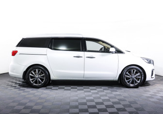 Подержанный автомобиль Kia Carnival 2020 года (4 фото)