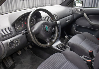 Подержанный автомобиль Skoda Octavia Liftback 2008 года (16 фото)