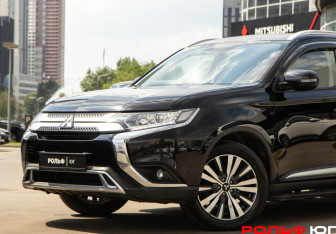Подержанный автомобиль Mitsubishi Outlander 2021 года (14 фото)