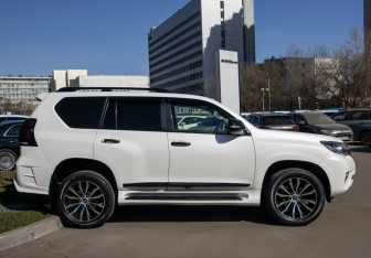 Подержанный автомобиль Toyota Land Cruiser Prado 2019 года (3 фото)