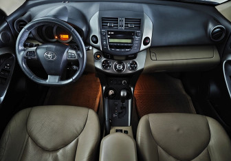 Подержанный автомобиль Toyota RAV4 2010 года (9 фото)