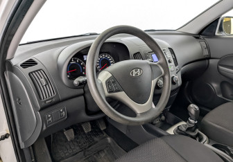 Подержанный автомобиль Hyundai i30 Hatchback 2011 года (16 фото)