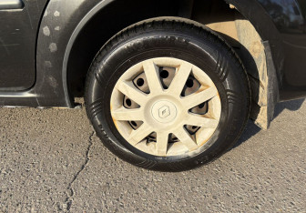 Подержанный автомобиль Renault Logan Sedan 2010 года (12 фото)