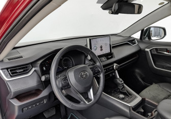 Подержанный автомобиль Toyota RAV4 2023 года (14 фото)